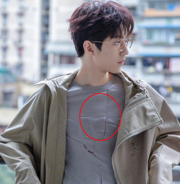 王俊凯穿粉毛衣,无意露出"胸肌",万万没想到小小年纪还挺有料