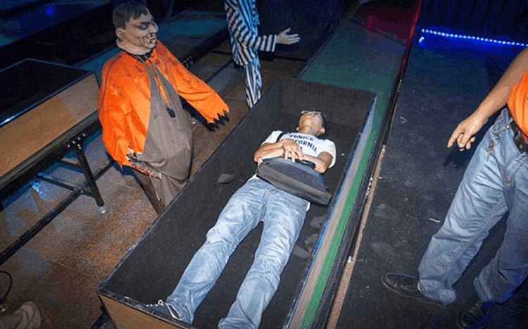 实拍: 真人体验死后"火化"的感觉, 躺进棺材送进火化炉