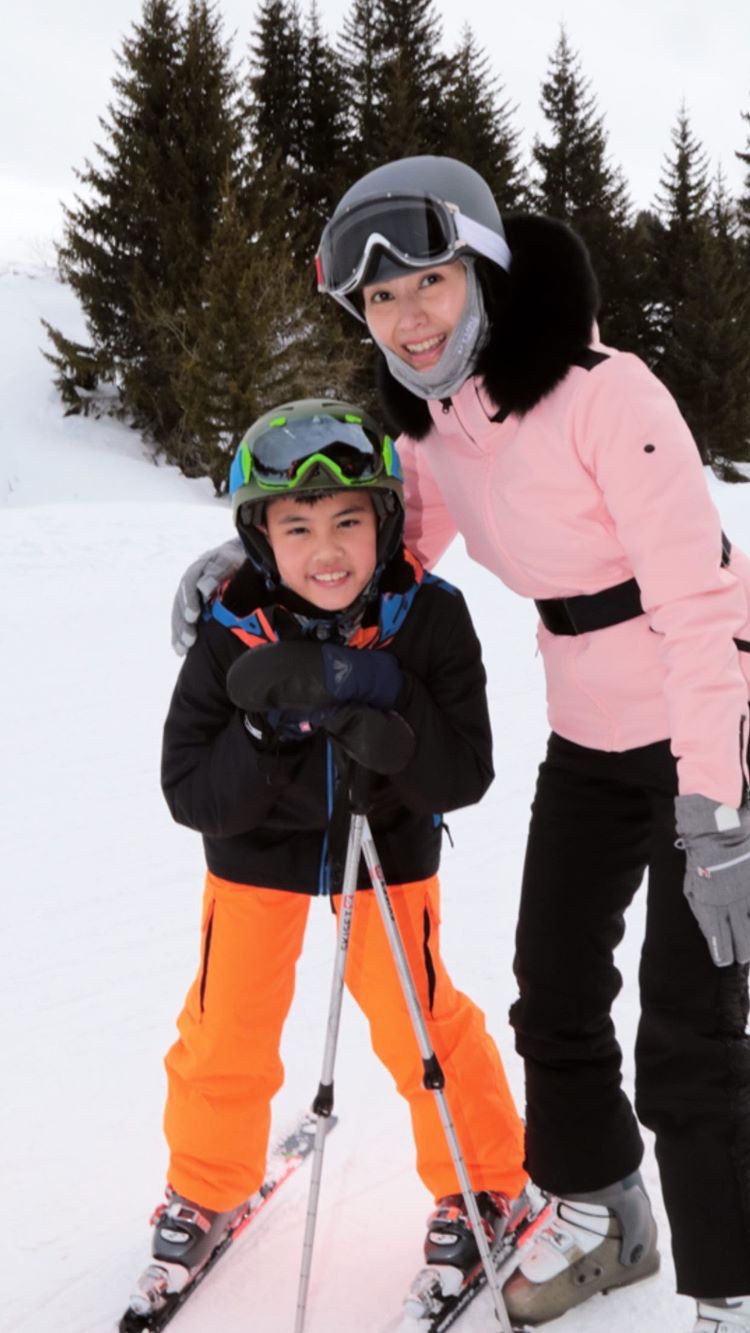 李嘉欣晒儿子无遮掩正面照jayden笑得很憨长相酷似许晋亨