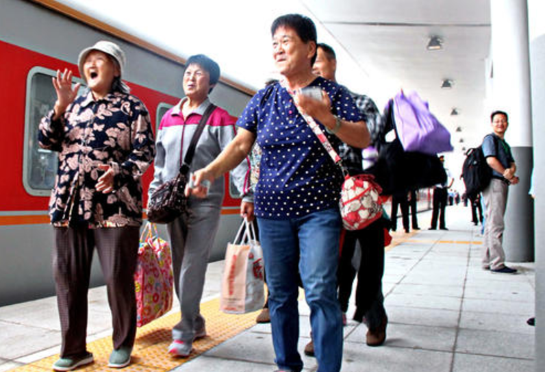 火车站的"拉皮条",大妈声称:居住一晚仅需30块钱,有啥猫腻?