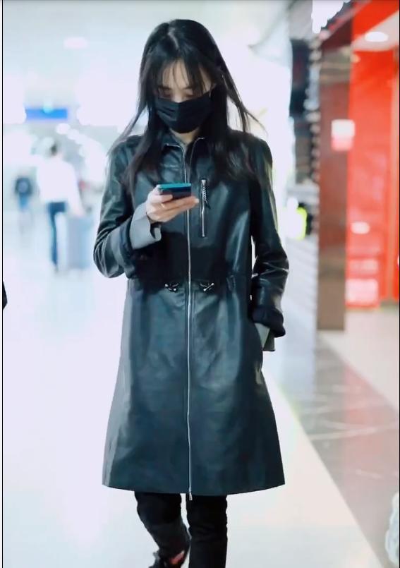 郑爽穿黑色长皮衣搭配黑色的长裤现身,披肩长发,造型酷极了