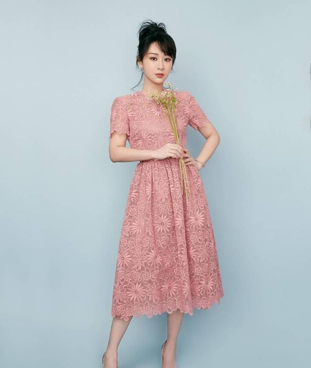 杨紫新春造型温婉大方,穿粉色蕾丝连衣裙扎高马尾,甜美又知性