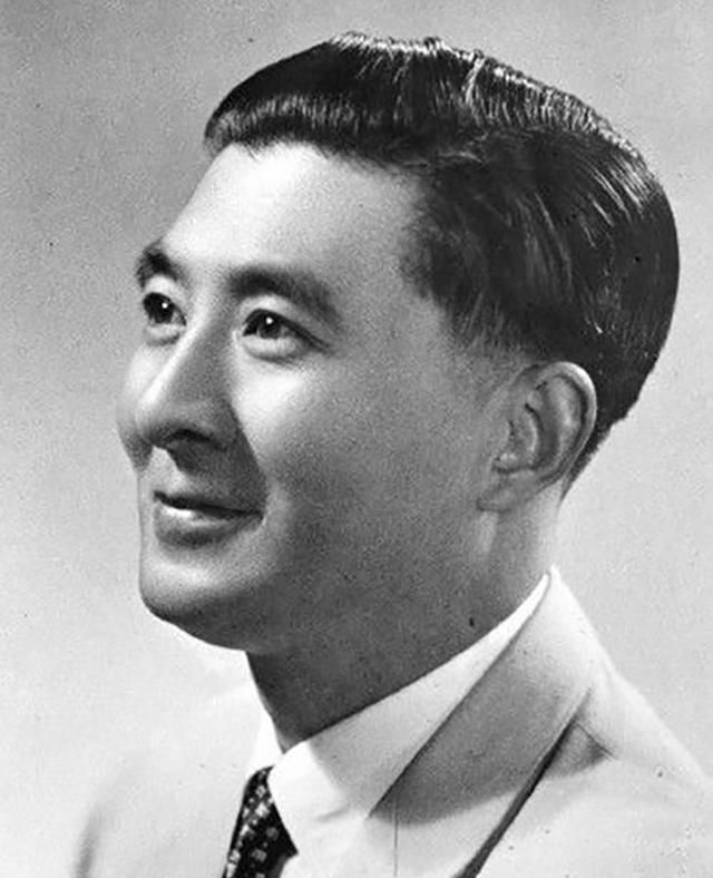 极力追求黄宗英,但一开始黄宗英并不接受他,她的心中一直难以忘怀郭元