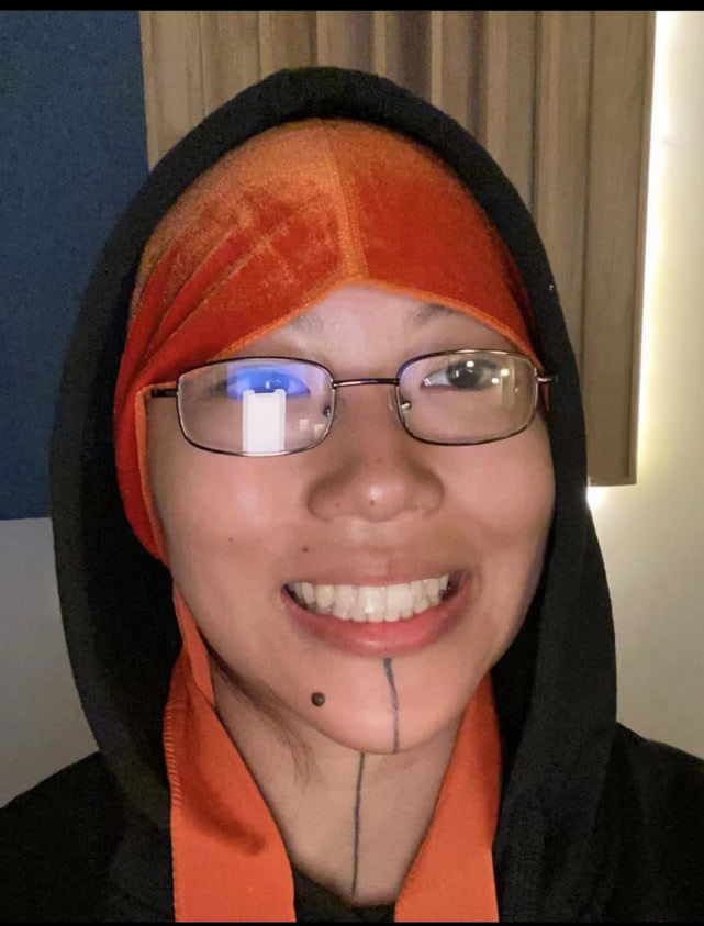 最引人注目的当然是从她下巴一直延伸到脖子的"死亡纹身",不知道各位