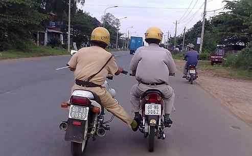 "吊儿郎当"的越南交警,像小混混,人们见了都躲着他们