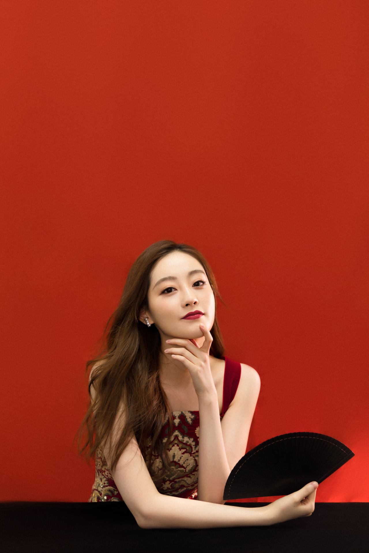 祝绪丹穿搭安排上小红裙看起来还蛮喜庆