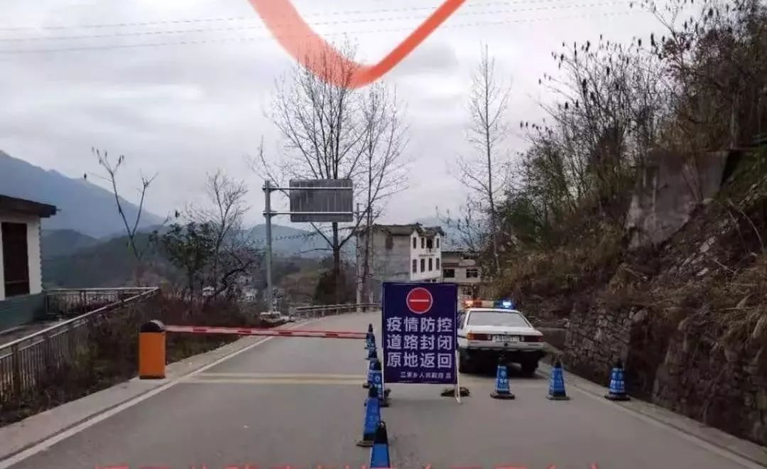专家:农村封路是愚昧的,村长:必须封路,保护村民不受病毒传染