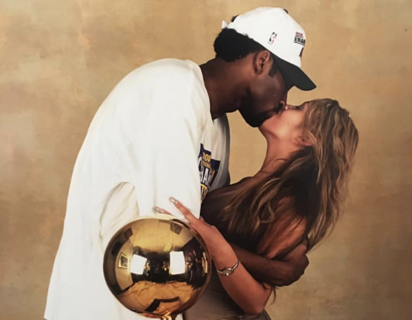 瓦妮莎4年前送科比礼物,赠语:高高飞起,熊熊燃烧!死亡预言