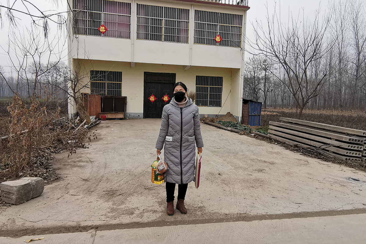 农村大姐春节走亲戚,意外遭遇堆土封路:空中拜年求红包