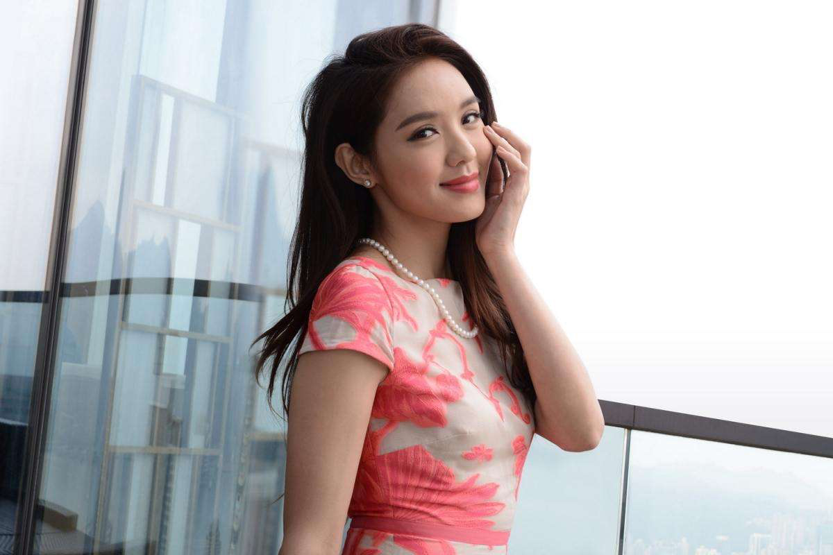 阔太官恩娜疑挪用外婆4000万遗产后,全身名牌,富养一对儿女