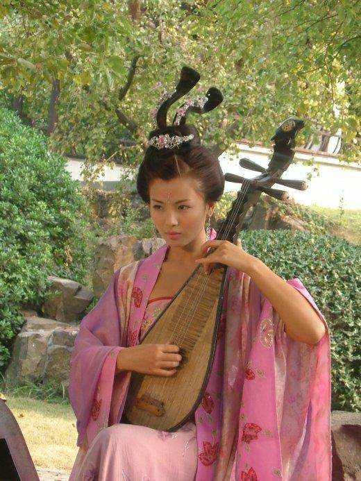 怀抱琵琶的女星古装,周迅妩媚,蒋勤勤真是美到骨子里