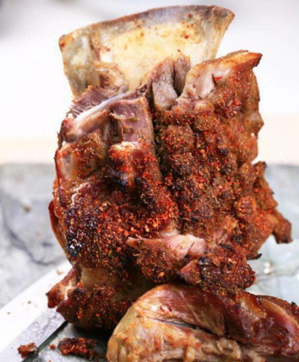 蒸烤小羊腿,颜色褐红.肉质酥烂,味道鲜嫩,浓香扑鼻.