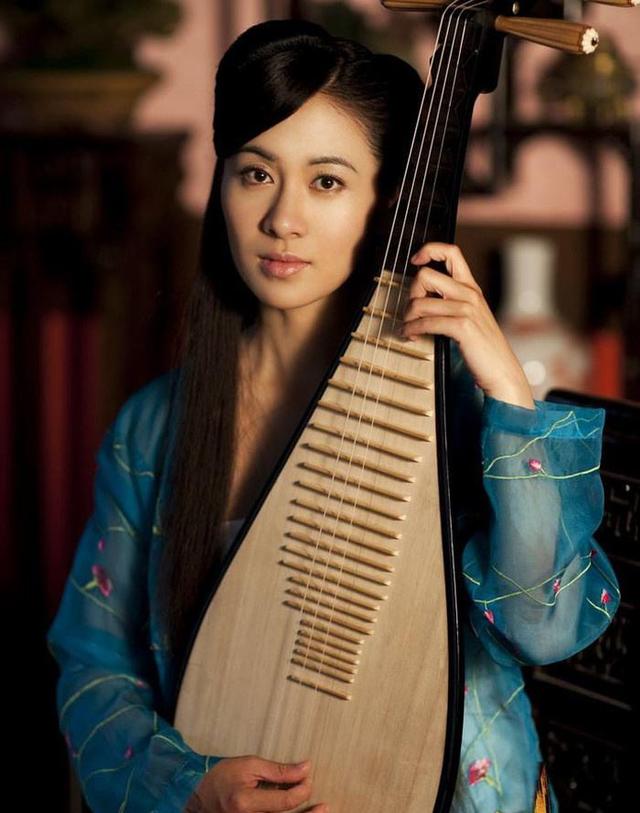 怀抱琵琶的女星古装,周迅妩媚,蒋勤勤真是美到骨子里