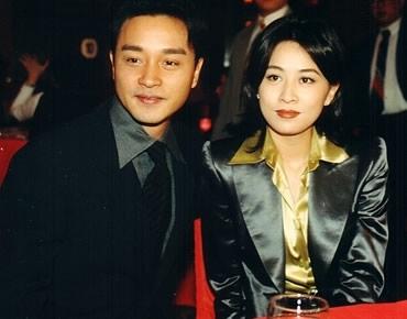 刘嘉玲带妈妈拜年,身后桃花树又抢镜,蕴藏了她对张国荣的眷念