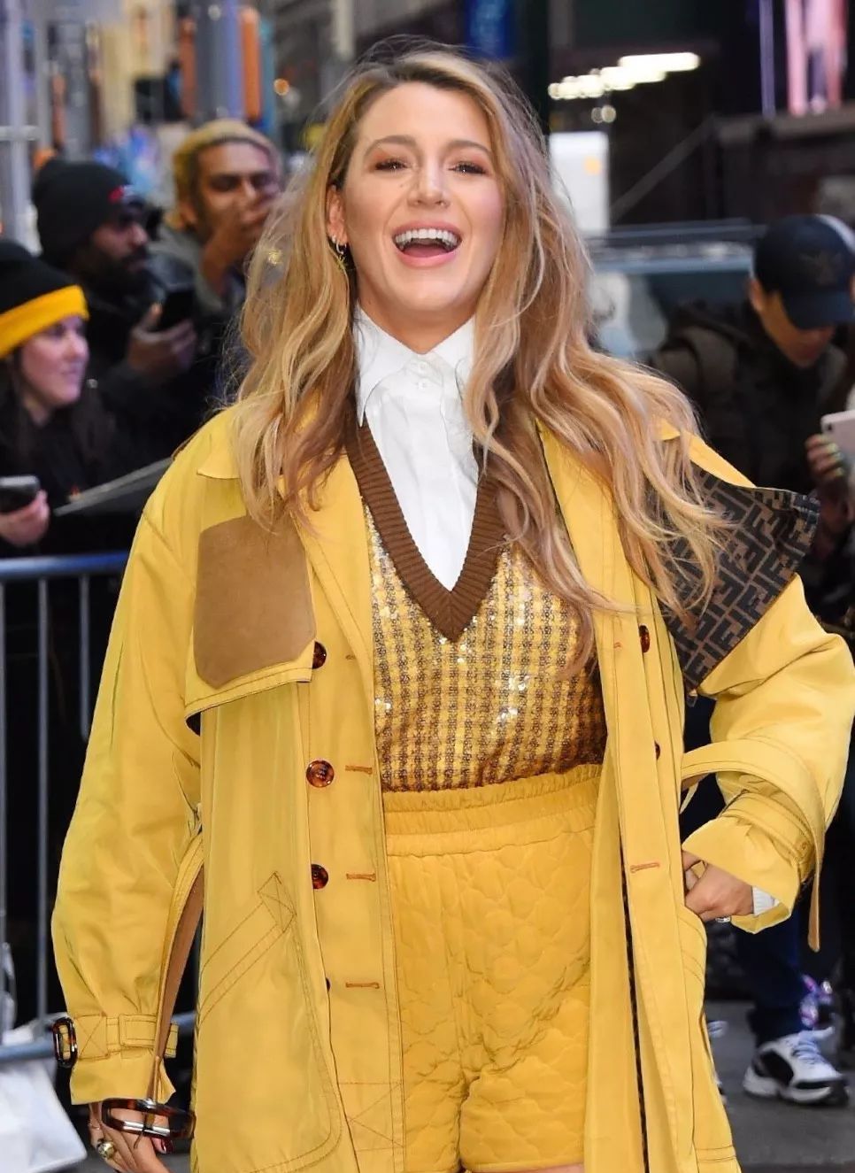 queen s生下第三胎后首亮相,穿休闲黑白裙,却挡不住凹凸身材