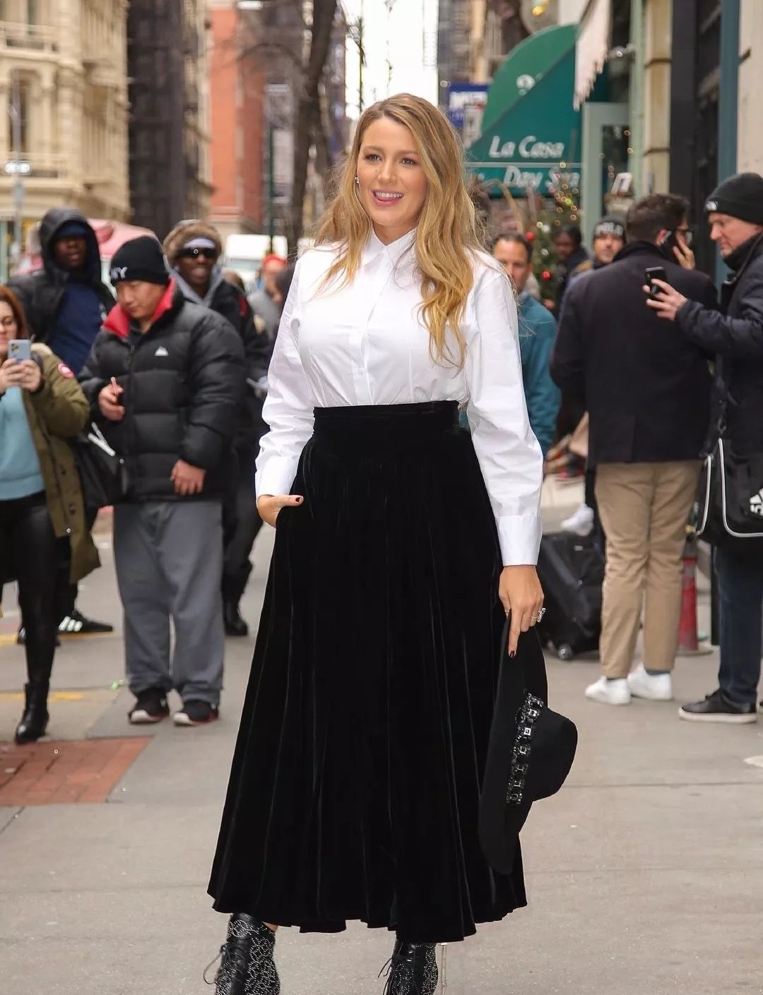 queen s生下第三胎后首亮相,穿休闲黑白裙,却挡不住凹凸身材