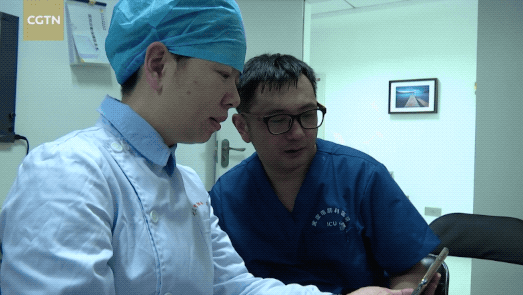 医护夫妇与儿子进行视频通话（画面来源：CGTN）