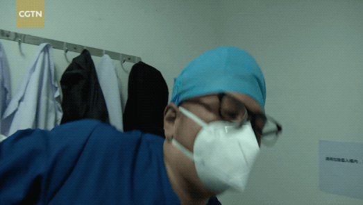 医生穿防护服的速度非常迅速（画面来源：CGTN）