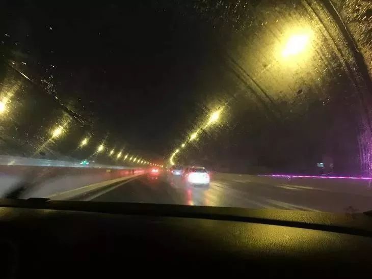 尤其是夜间,炫光严重且特别危险但一到下雨天开车,前档玻璃就模糊不清