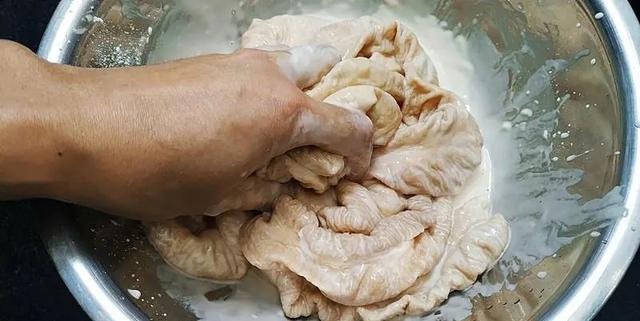清洗猪大肠有诀窍,别傻傻再加盐和面粉,多加它们,猪大肠无异味