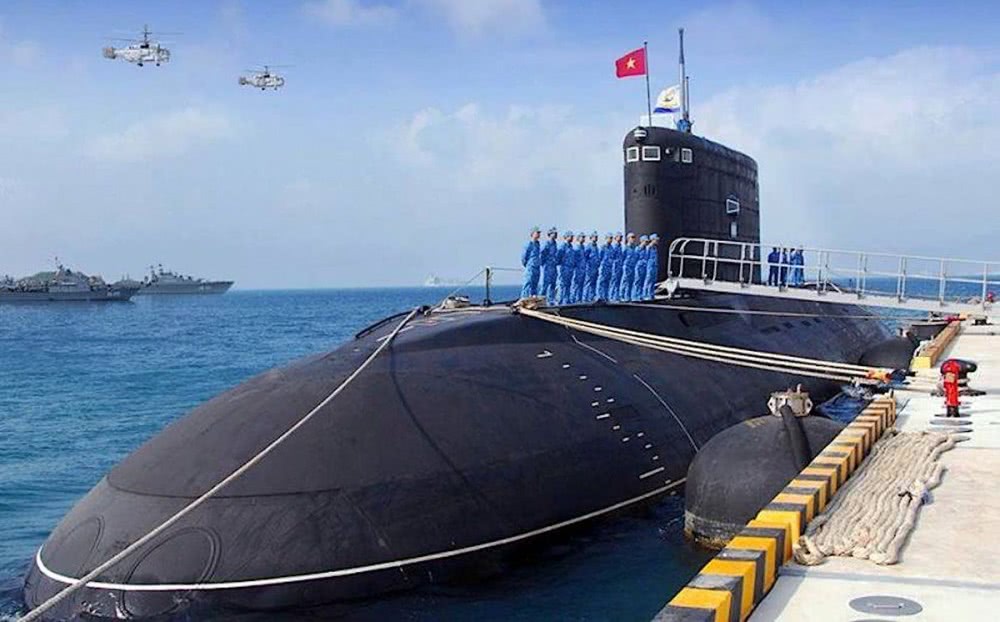 越南春节所有基洛级潜艇整齐停靠码头, 水兵举行划船比赛