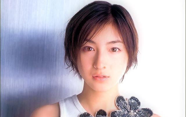 曾经的国民妹妹17岁成为全民偶像放飞自我后事业跌到谷底