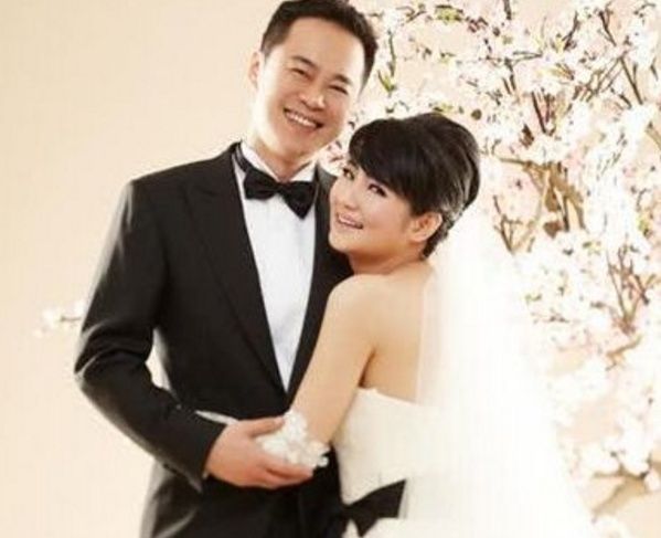 当时的任家萱已经和丈夫张纪中订婚,本来是要结婚的,但是因为这件事不