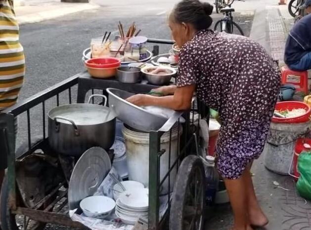 摆摊卖米线,食客多是中老年人,年轻人从来不吃|米线|老奶奶|食客_新浪