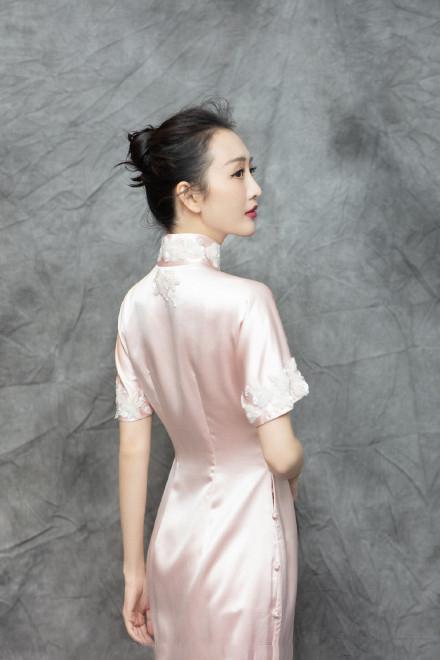 王鸥穿旗袍过年,大秀窈窕好身材,尽显东方古典美!