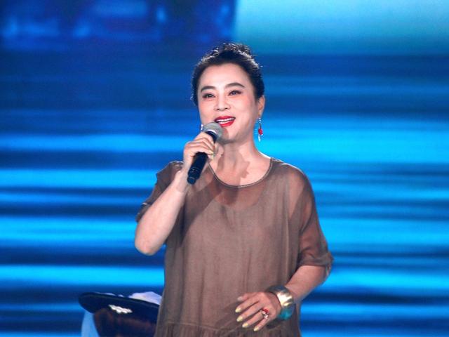 时隔30多年,李玲玉再次露面也是回忆满满,她也自然老去但还是那么的