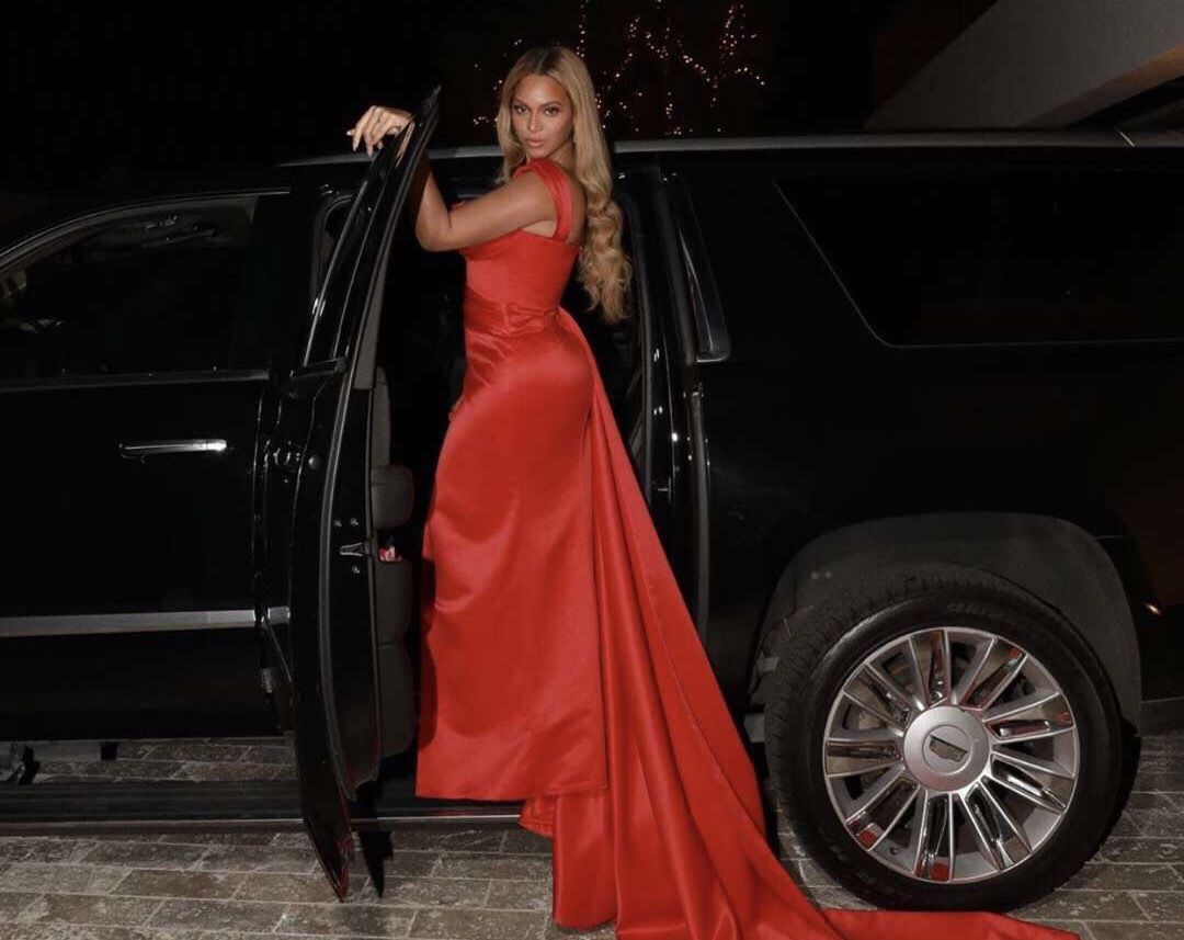 碧昂斯红裙开衩秀大腿实力诠释老娘天下最美