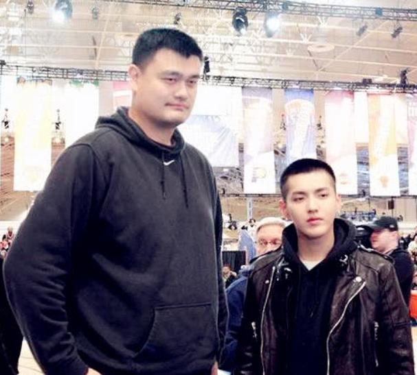 63岁潘长江与女篮运动员郑海霞同框,在她怀里像小孩