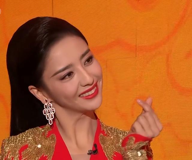 佟丽娅第1次主持春晚靠颜值撑场长得美就是硬道理
