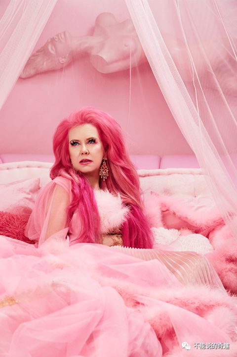 美国"粉红女王":40年时间,花百万美元,将整个生活变成粉红色