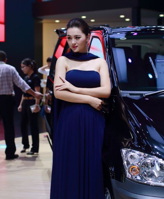 奔驰车模气质不凡,藏蓝色落地长裙,圆润脸蛋有光泽!