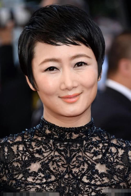 她是国际影后,为保持身材不生孩子,不吃晚饭,可42岁还是苍老