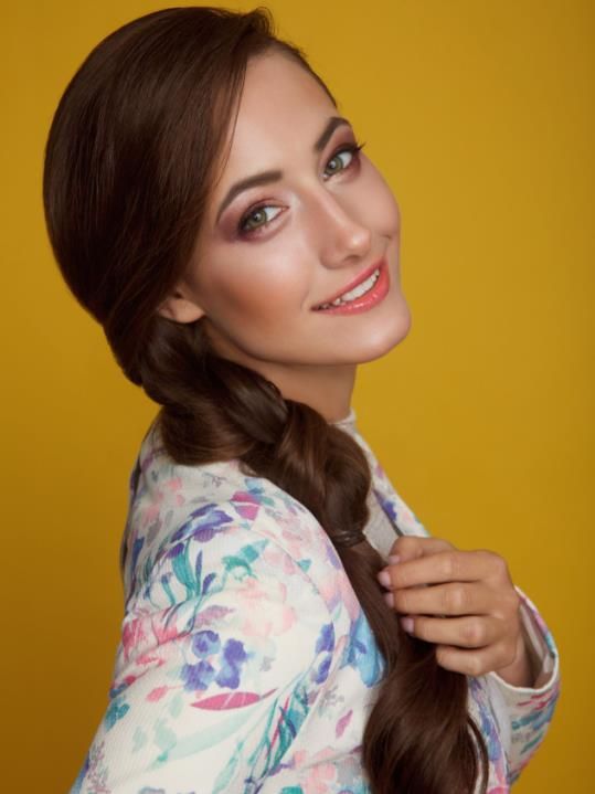 《囧妈》俄罗斯大妞娜塔莎走红!扒扒徐峥"囧系列"三大养眼美女