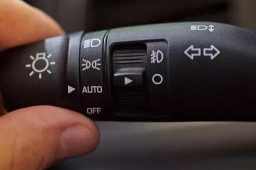 自动挡汽车正确起步,停车的口诀技巧!新手司机值得收藏