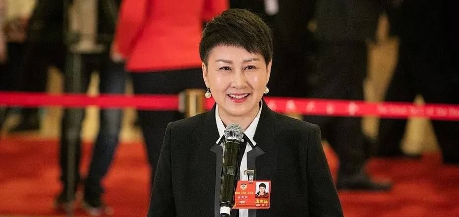 56岁张凯丽, 老公身份很特殊, 女儿比妈妈还要漂亮|张凯丽|女儿|张可盈_新浪新闻