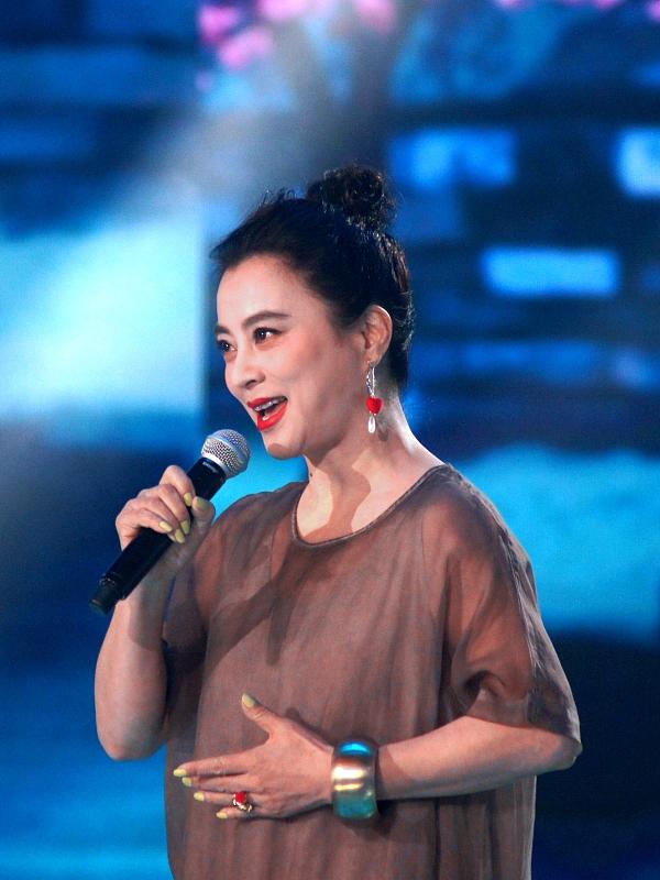 56岁"甜歌皇后"李玲玉罕见登台开唱 穿棕色纱裙娇美不减当年