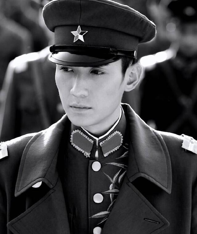 原以为朱一龙古装够帅了,直到看到他的穿军阀装,很苏啊