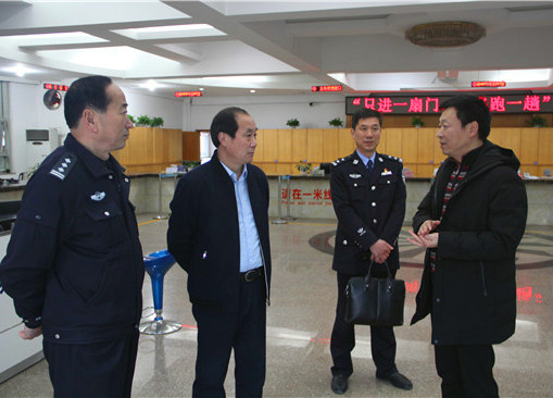 期间,李国勇局长听取了武夷山市公安局交警大队长徐开勇关于春节期间