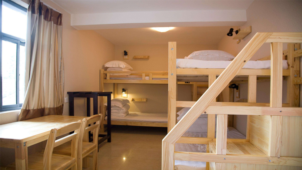 中国女孩穷游越南,20元租一间男女混住旅馆,半夜醒来后悔不已