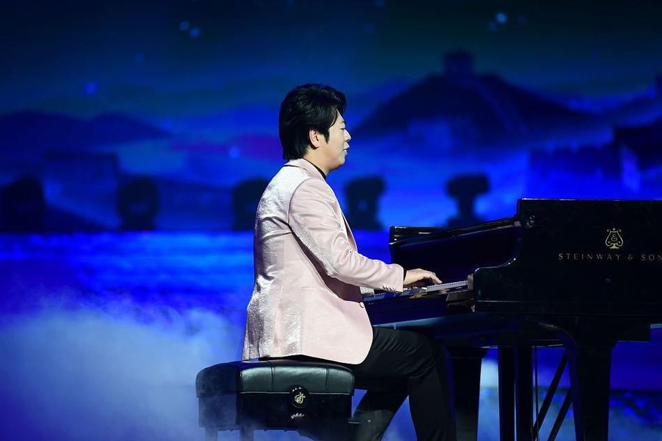 郎朗夫妇太恩爱了!同台演出同穿粉色礼服,吉娜一身连体裙真甜美