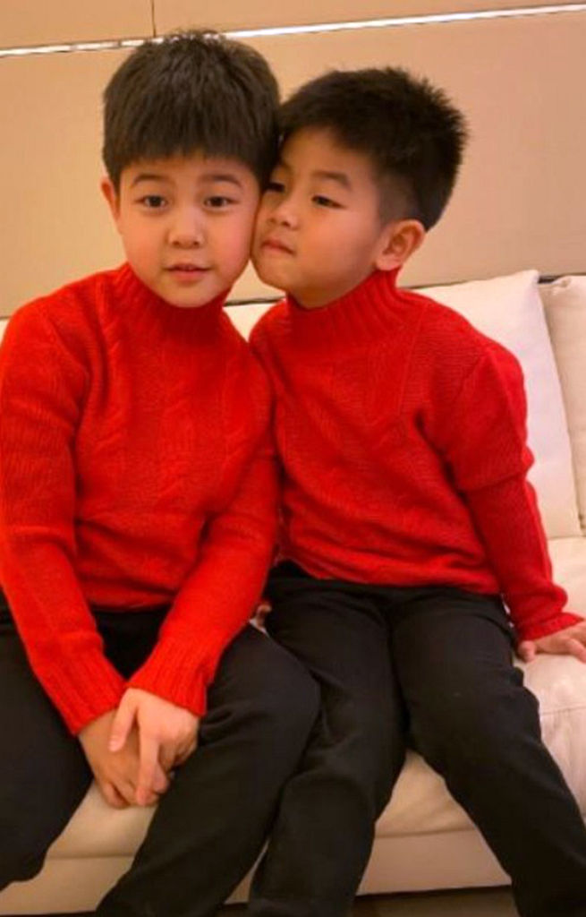沙溢老婆胡可晒俩儿子近照穿同款衣服安吉显胖小鱼儿颜值好
