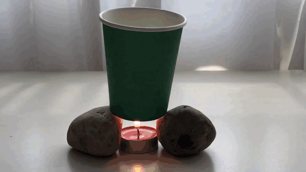 原来水的沸点是100℃,而纸的着火点是183℃,烧水的时候,水不断从