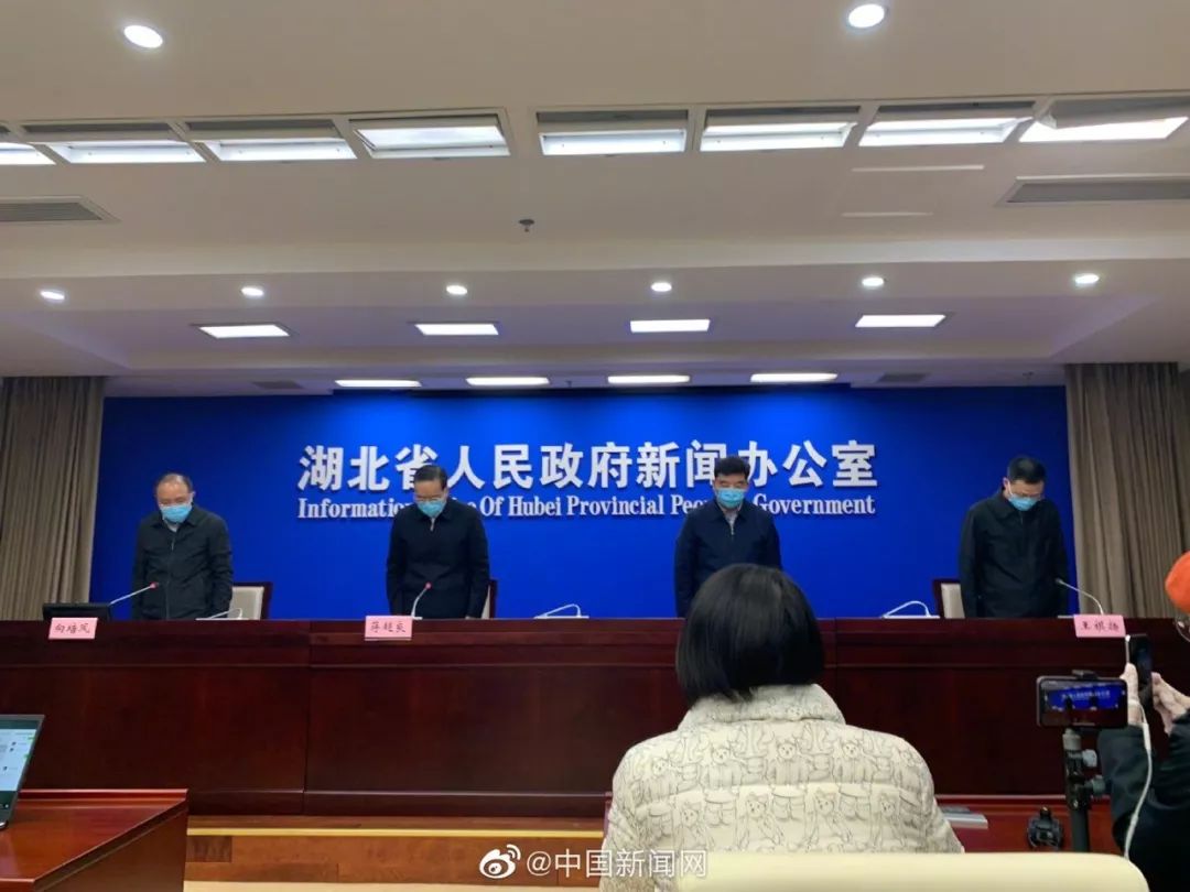 湖北省委书记为逝者鞠躬致哀