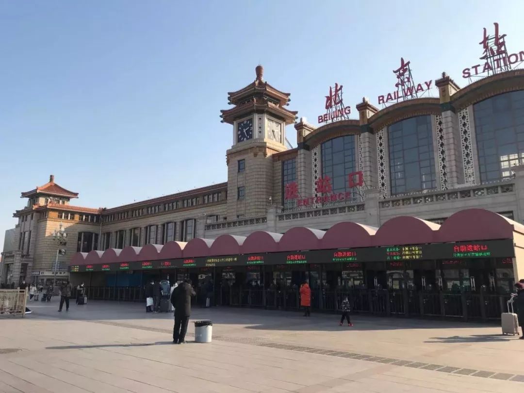 大年初六下午两点,连接2号线与1号线的枢纽——建国门地铁站,只有