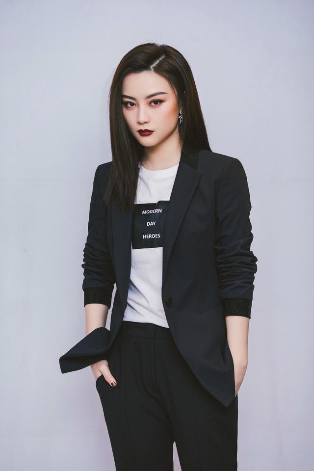 尚语贤西装酷飒