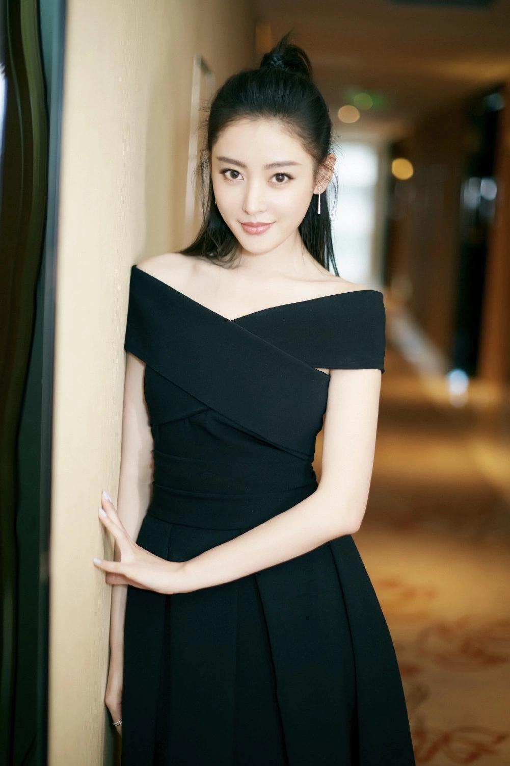 张天爱穿衣太大胆,衣领开到腰,红唇性感魅惑,沙漏身材太撩人